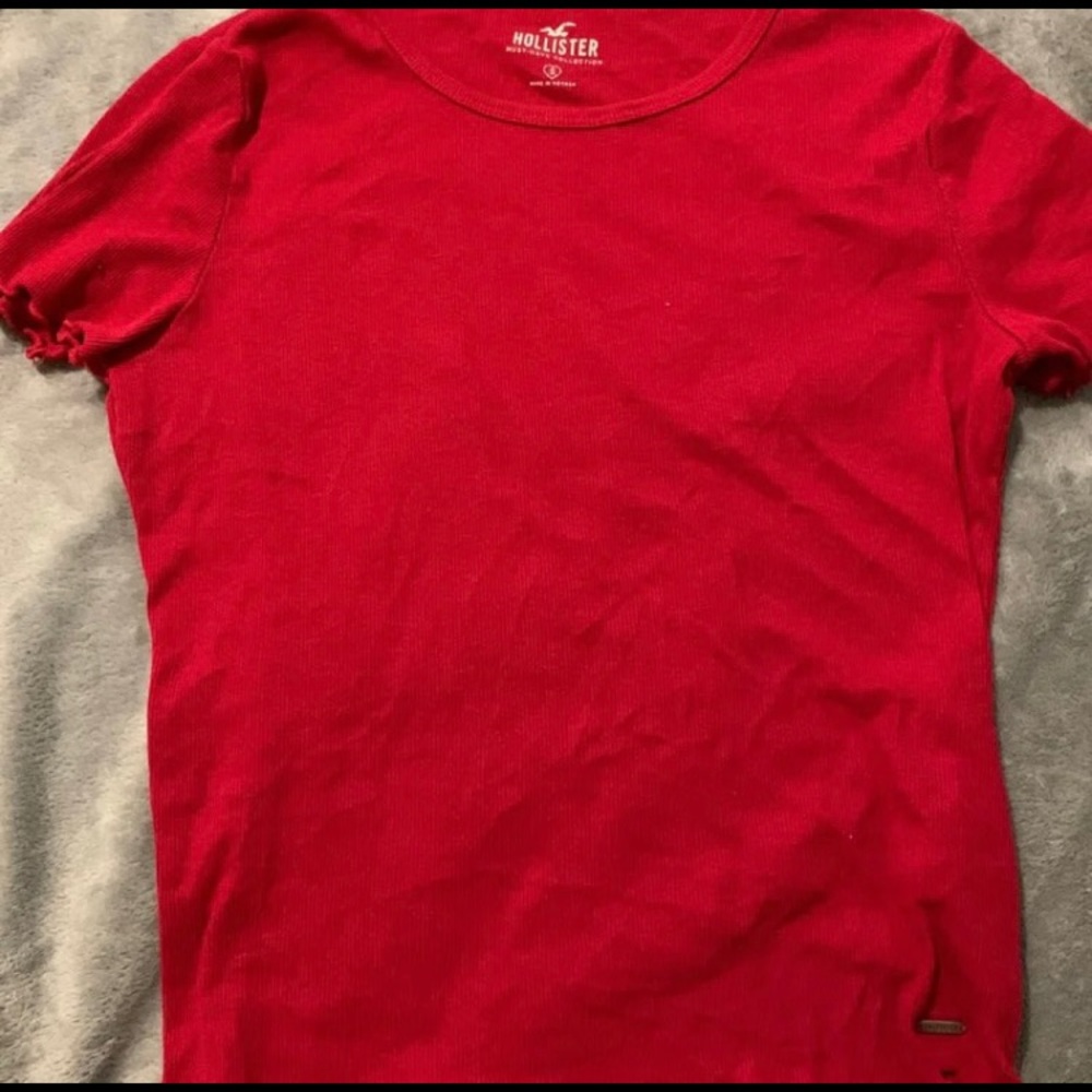 red hollister shirt